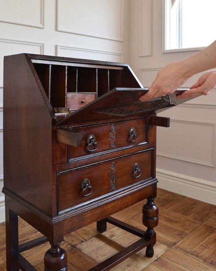 ビューロー　アンティーク家具　おしゃれなアンティーク家具、英国のライティングビューロー。扉を前に倒すと･･･ビューロー部分の扉は簡単に前に倒せます。(z-049-f)