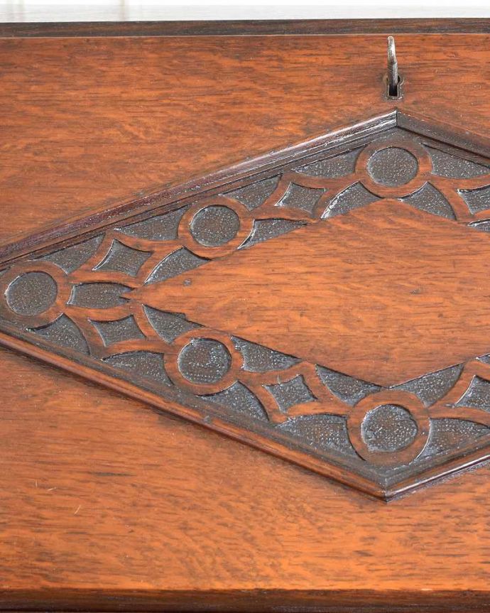 ビューロー　アンティーク家具　おしゃれなアンティーク家具、英国のライティングビューロー。惚れ惚れしちゃう美しさこんなに堅い無垢材に一体どうやって彫ったんだろう？と不思議になるくらい細かい彫にうっとりです。(z-049-f)