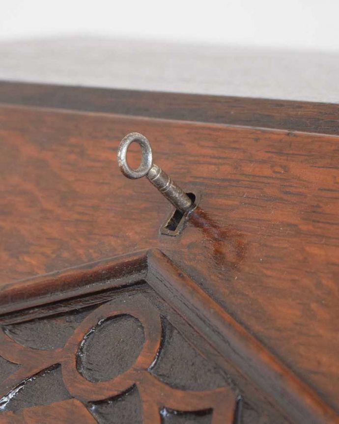 ビューロー　アンティーク家具　おしゃれなアンティーク家具、英国のライティングビューロー。鍵を使って開けて下さいおとぎ話から出てきたような可愛いアンティークの鍵で開け閉め出来ます。(z-049-f)