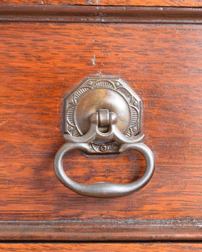 ビューロー　アンティーク家具　おしゃれなアンティーク家具、英国のライティングビューロー。アンティークらしい取っ手取っ手にもこだわりが感じられます。(z-049-f)