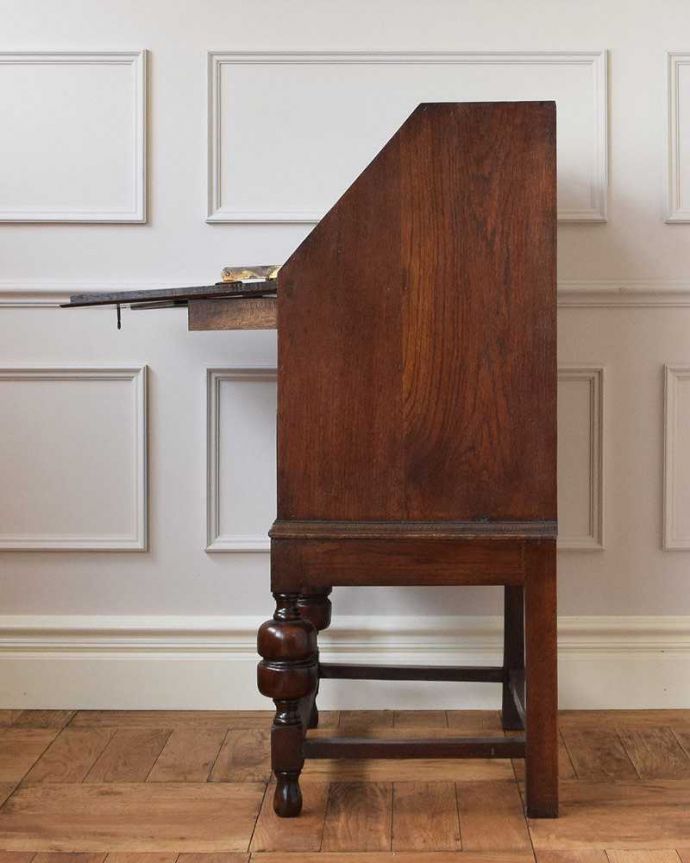 ビューロー　アンティーク家具　おしゃれなアンティーク家具、英国のライティングビューロー。横から見ても素敵なんですもちろん横から見ても自慢できるようにキレイに仕上げました。(z-049-f)