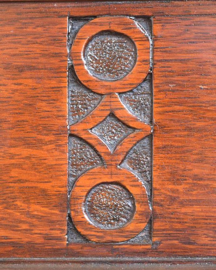 ビューロー　アンティーク家具　おしゃれなアンティーク家具、英国のライティングビューロー。いろんな場所にこだわり彫のデザインもいろいろです。(z-049-f)