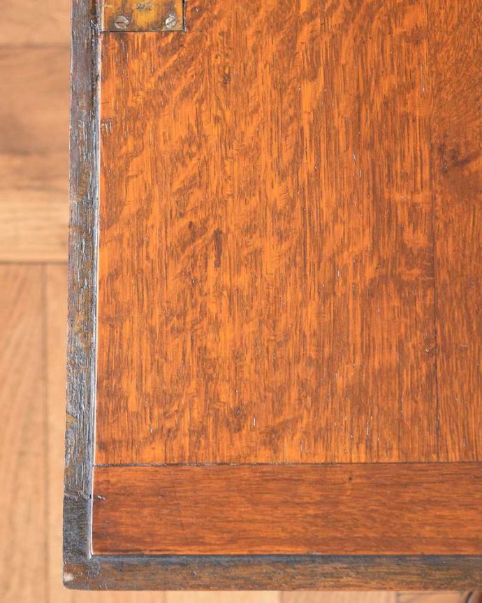 ビューロー　アンティーク家具　おしゃれなアンティーク家具、英国のライティングビューロー。天板部分もキレイですやっぱりデスクの天板部分は気になるポイント。(z-049-f)