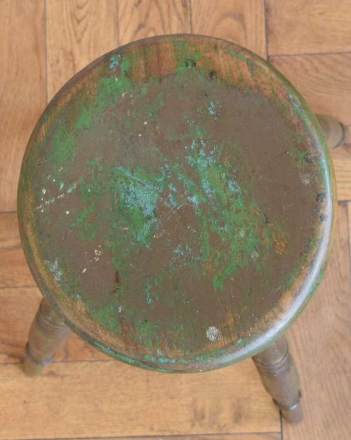 スツール・オットマン　アンティーク チェア　イギリスから届いた可愛いアンティークチェア、木製のスツール。丸みのある座面座ったり、荷物を置いたり、お花を飾ったり･･･いろいろ使えるアイテムです。(z-050-c)