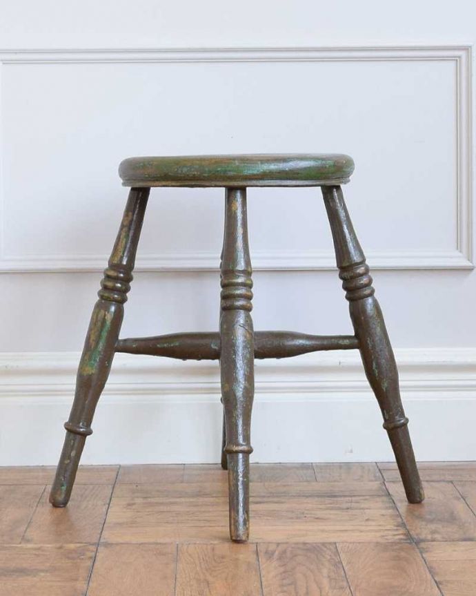 スツール・オットマン　アンティーク チェア　イギリスから届いた可愛いアンティークチェア、木製のスツール。360度、どこから見ても美しい脚もしっかり組まれているのがわかります。(z-050-c)