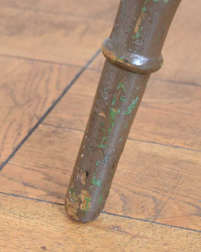 スツール・オットマン　アンティーク チェア　イギリスから届いた可愛いアンティークチェア、木製のスツール。移動もラクラクの理由は…Handleではアンティークチェアの脚の裏にフェルトキーパーをお付けしています。(z-050-c)