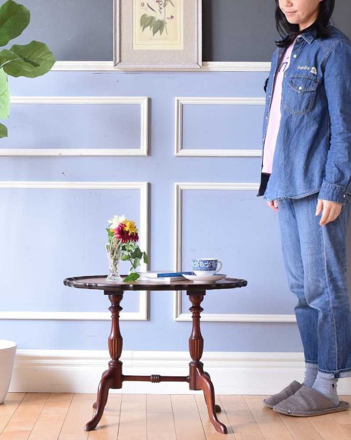 アンティークのテーブル　アンティーク家具　エレガントな脚と革張り天板のイギリスアンティークワインテーブル。移動もラクラク！どこでも使える小さなテーブル持ち運び便利なワインテーブル。(z-050-f)