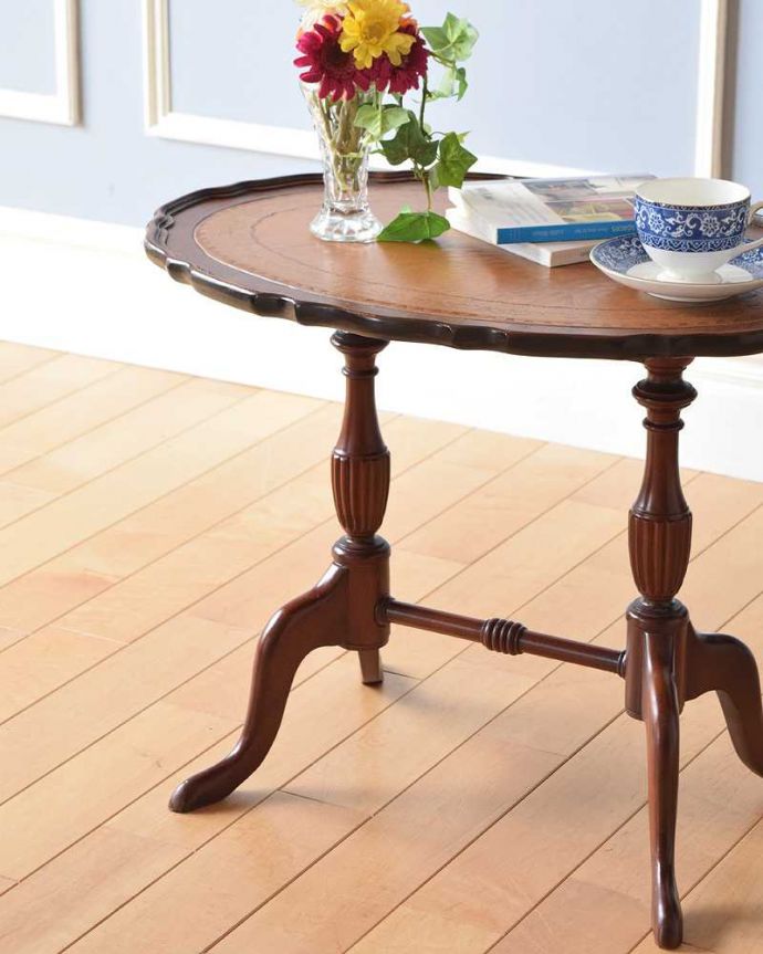 アンティークのテーブル　アンティーク家具　エレガントな脚と革張り天板のイギリスアンティークワインテーブル。小さくてもアンティークの気品タップリ。(z-050-f)