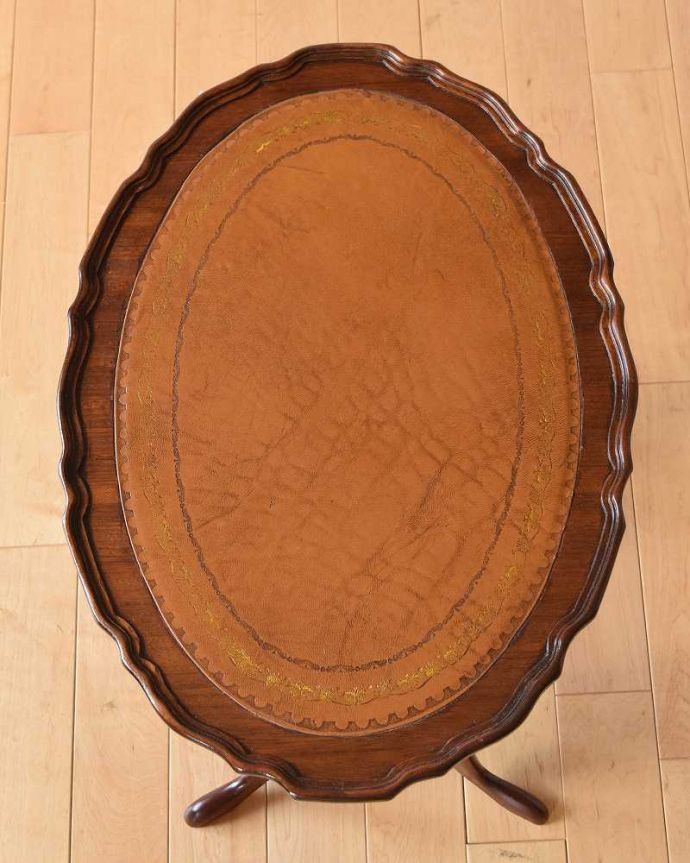 アンティークのテーブル　アンティーク家具　エレガントな脚と革張り天板のイギリスアンティークワインテーブル。天板を上から見ると･･･イギリスから取り寄せた革で張り替えてたので新品でキレイです。(z-050-f)