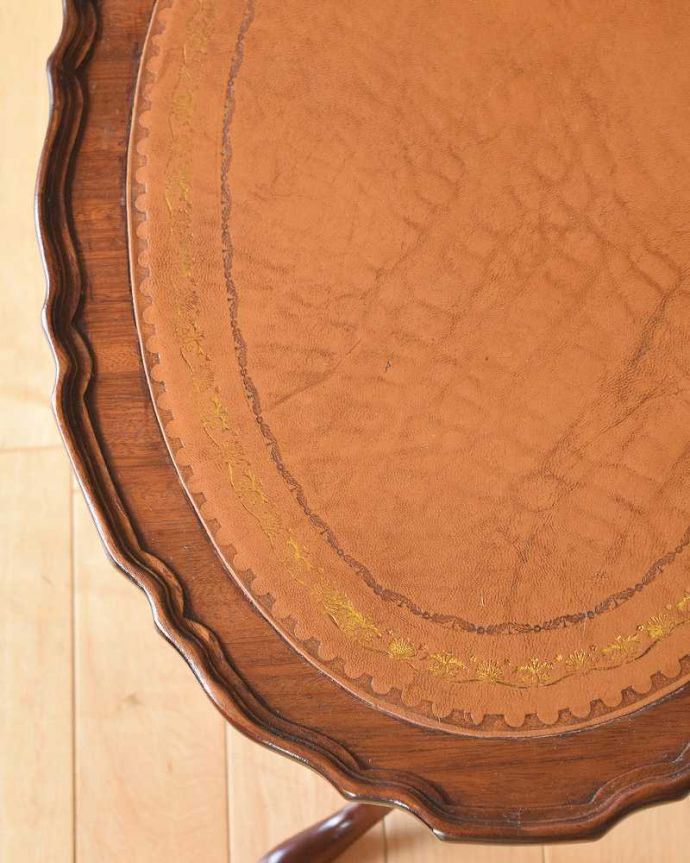 アンティークのテーブル　アンティーク家具　エレガントな脚と革張り天板のイギリスアンティークワインテーブル。近づいて見てみると･･･天板の周りもアンティークらしく美しいデザイン。(z-050-f)