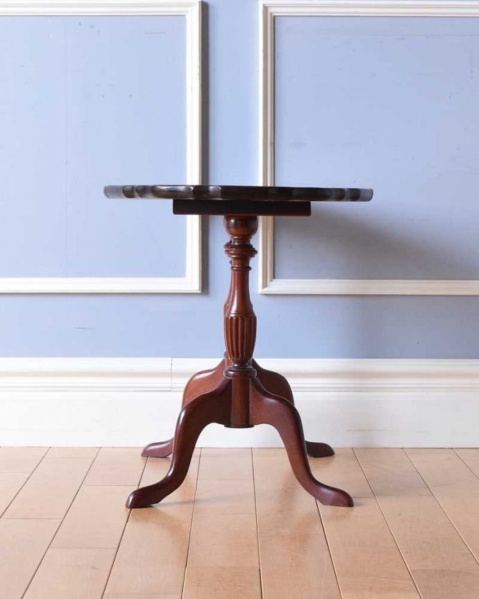 アンティークのテーブル　アンティーク家具　エレガントな脚と革張り天板のイギリスアンティークワインテーブル。横から見ても優雅英国アンティークらしく横顔だって美しいんです。(z-050-f)