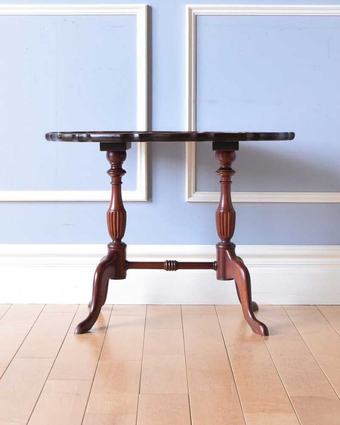 アンティークのテーブル　アンティーク家具　エレガントな脚と革張り天板のイギリスアンティークワインテーブル。しっかり修復しましたアンティークは新品ではないので、もちろん経年変化によるキズはありますが、Handleでは専門の職人がしっかり修復したものだけをお送りしているので後ろ姿もキレイです。(z-050-f)