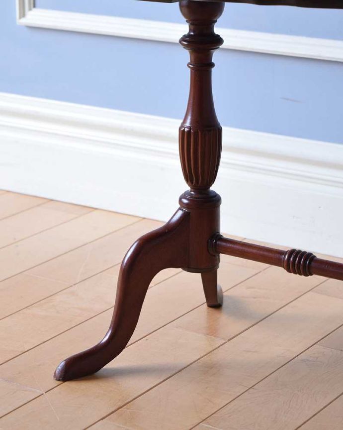 アンティークのテーブル　アンティーク家具　エレガントな脚と革張り天板のイギリスアンティークワインテーブル。Handleの家具の脚の裏には･･･床にキズが付かないよう脚の裏にフェルトキーパーを付けてお届けしています。(z-050-f)