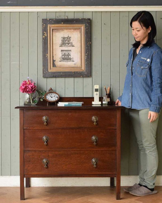 アンティークのチェスト　アンティーク家具　英国スタイルのインテリア、オーク材のアンティーク3段チェスト。英国アンティークらしい落ち着いた雰囲気が自慢落ち着いた色合いが英国アンティークらしい雰囲気のチェスト。(z-051-f)