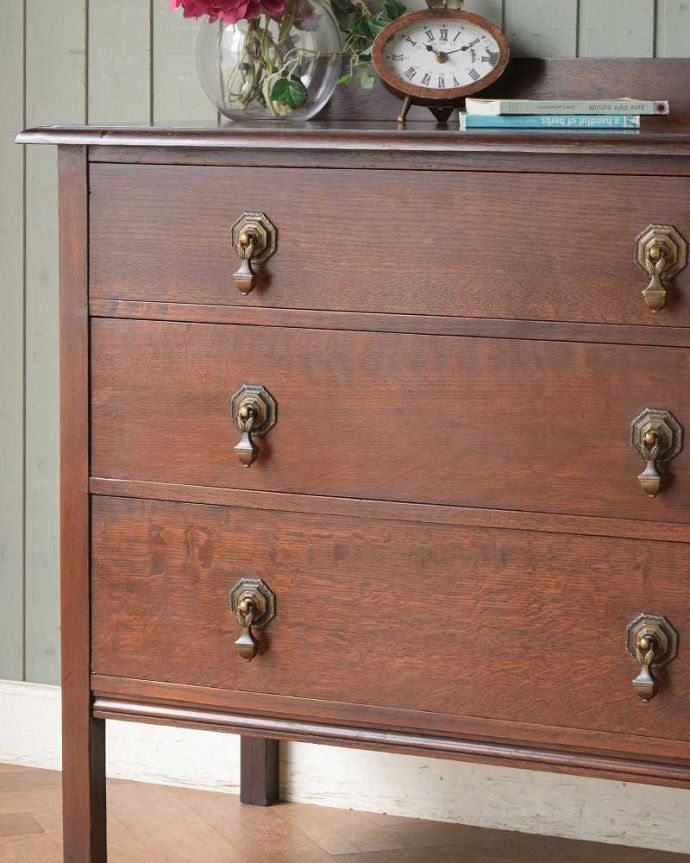 アンティークのチェスト　アンティーク家具　英国スタイルのインテリア、オーク材のアンティーク3段チェスト。見た目はもちろん、実用的に使って楽しみましょうアンティークのチェストは見た目の美しさはもちろん、実用的にたっぷり収納が出来る実力派。(z-051-f)