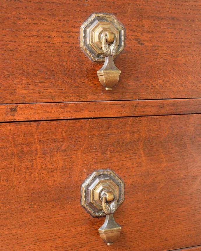 アンティークのチェスト　アンティーク家具　英国スタイルのインテリア、オーク材のアンティーク3段チェスト。開ける度にワクワク高級感漂うアンティークらしいデザインの取っ手。(z-051-f)