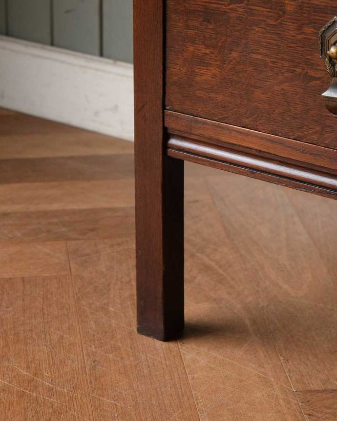 アンティークのチェスト　アンティーク家具　英国スタイルのインテリア、オーク材のアンティーク3段チェスト。女性1人でラクラク運べちゃう仕掛けHandleのアンティークは、脚の裏にフェルトキーパーをお付けしています。(z-051-f)