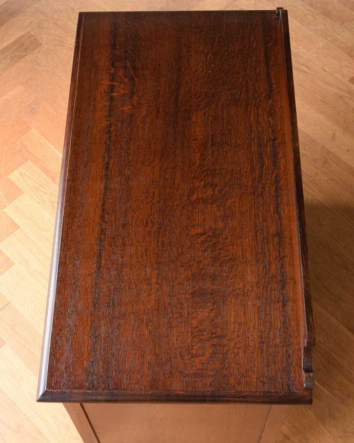 アンティークのチェスト　アンティーク家具　英国スタイルのインテリア、オーク材のアンティーク3段チェスト。何を置こうかな･･･？上から見ると、天板はこんな感じです。(z-051-f)