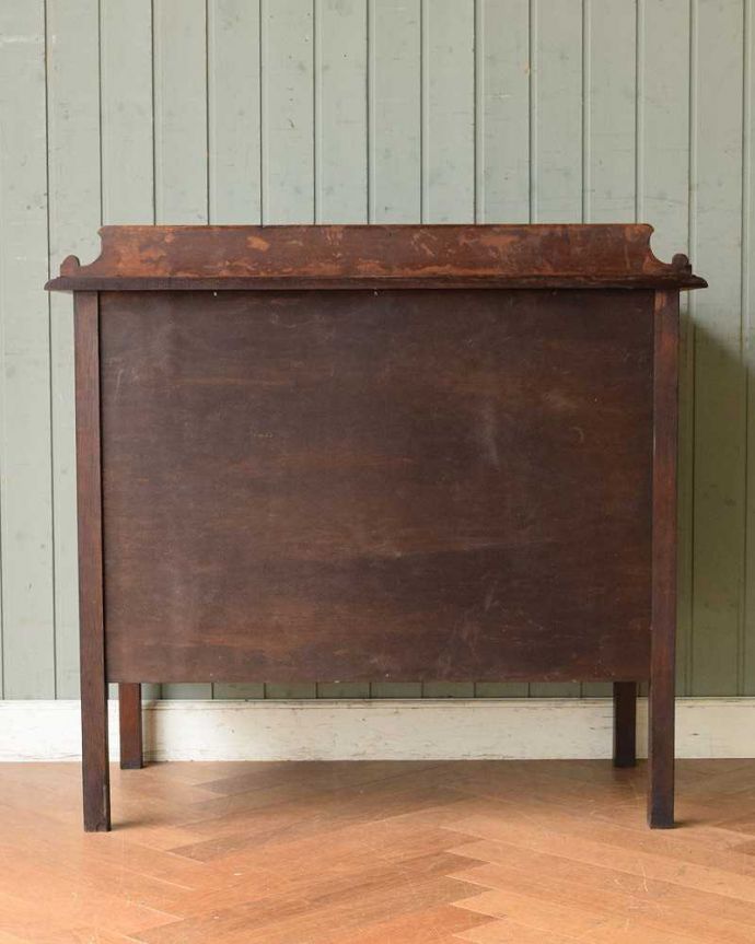 アンティークのチェスト　アンティーク家具　英国スタイルのインテリア、オーク材のアンティーク3段チェスト。後ろ姿にも自信アリ！アンティークは新品ではないので、経年変化によるキズはありますが、専門の職人がキレイに修復したので後ろ姿にも自信があります。(z-051-f)