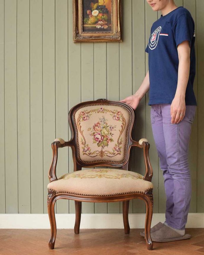 1Pソファ(ラウンジチェア) アンティーク チェア フランス生まれのサロンチェア、大人色のプチポワンプチポワンチェア。女性らしさたっぷり。(z-052-c)