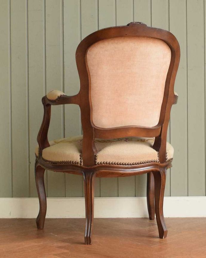 1Pソファ(ラウンジチェア) アンティーク チェア フランス生まれのサロンチェア、大人色のプチポワンプチポワンチェア。後ろ姿からも感じられる気品アンティークチェアは、新品ではないので経年変化によるキズはありますが、専門の職人が修復したので安心してお使い下さい。(z-052-c)