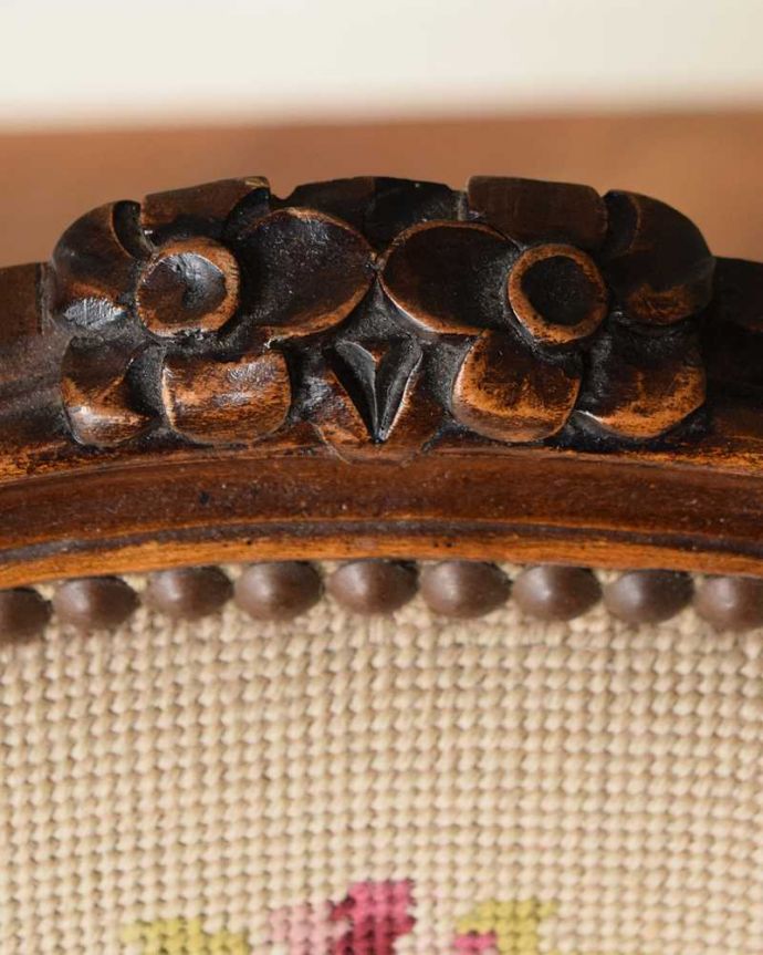 1Pソファ(ラウンジチェア) アンティーク チェア フランス生まれのサロンチェア、大人色のプチポワンプチポワンチェア。刺繍だけじゃなく彫も美しい背もたれの上には美しい彫が。(z-052-c)