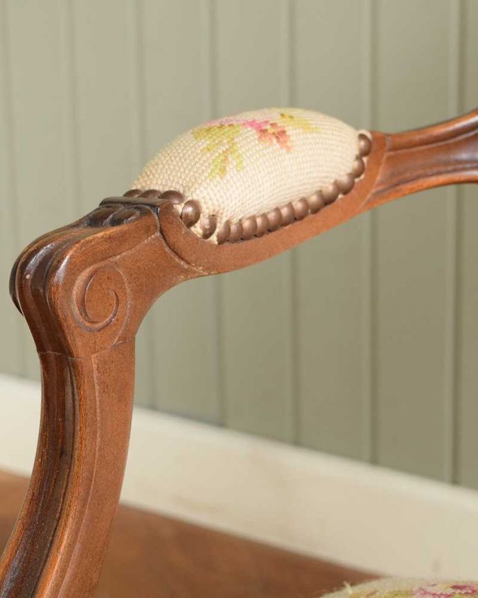 1Pソファ(ラウンジチェア) アンティーク チェア フランス生まれのサロンチェア、大人色のプチポワンプチポワンチェア。肘置きにもプチポワン座った時に便利なアームの部分にもプチポワンの刺繍が。(z-052-c)