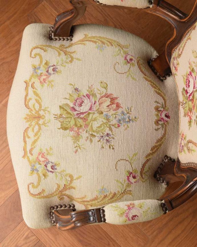 1Pソファ(ラウンジチェア) アンティーク チェア フランス生まれのサロンチェア、大人色のプチポワンプチポワンチェア。絵画のような美しさ手刺繍とは思えないほど、細かく美しい絵はまるで絵画の様です。(z-052-c)