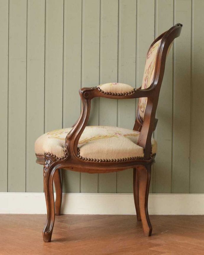 1Pソファ(ラウンジチェア) アンティーク チェア フランス生まれのサロンチェア、大人色のプチポワンプチポワンチェア。気品の感じられる横顔横から見ても優雅さは同じく美しいです。(z-052-c)