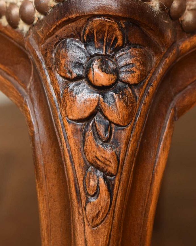 1Pソファ(ラウンジチェア) アンティーク チェア フランス生まれのサロンチェア、大人色のプチポワンプチポワンチェア。フランスらしい彫が彩ります。(z-052-c)