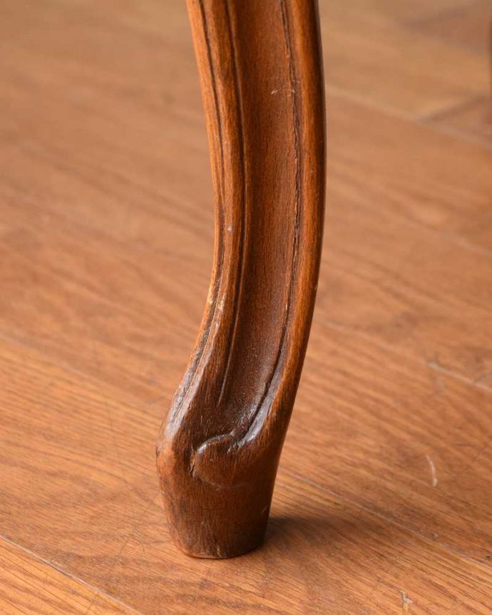 1Pソファ(ラウンジチェア) アンティーク チェア フランス生まれのサロンチェア、大人色のプチポワンプチポワンチェア。移動もラクラクの理由は…Handleのアンティークチェアの脚の裏には、フェルトキーパーをお付けしていますので、持ち上げず床を滑らせてお使い頂けます。(z-052-c)