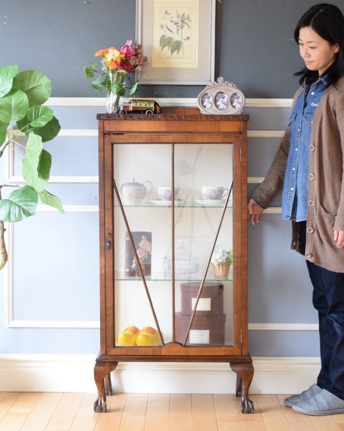 アンティークのキャビネット　アンティーク家具　コンパクトなアンティーク家具、お花の彫りが美しいウォルナット材のガラスキャビネット。どこにでも置けちゃうサイズが魅力のキャビネットちょっとしたスペースがあればどこにでも置けちゃうコンパクトサイズのガラスキャビネット。(z-052-f)