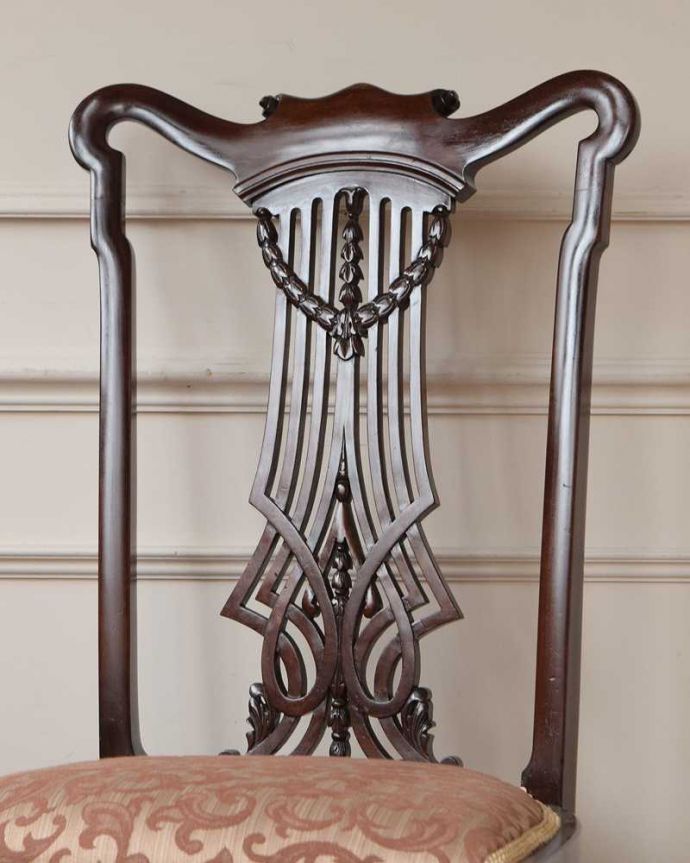 背もたれが美しいアンティークの椅子