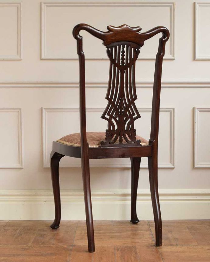 アンティークのサロンチェアの後ろ姿