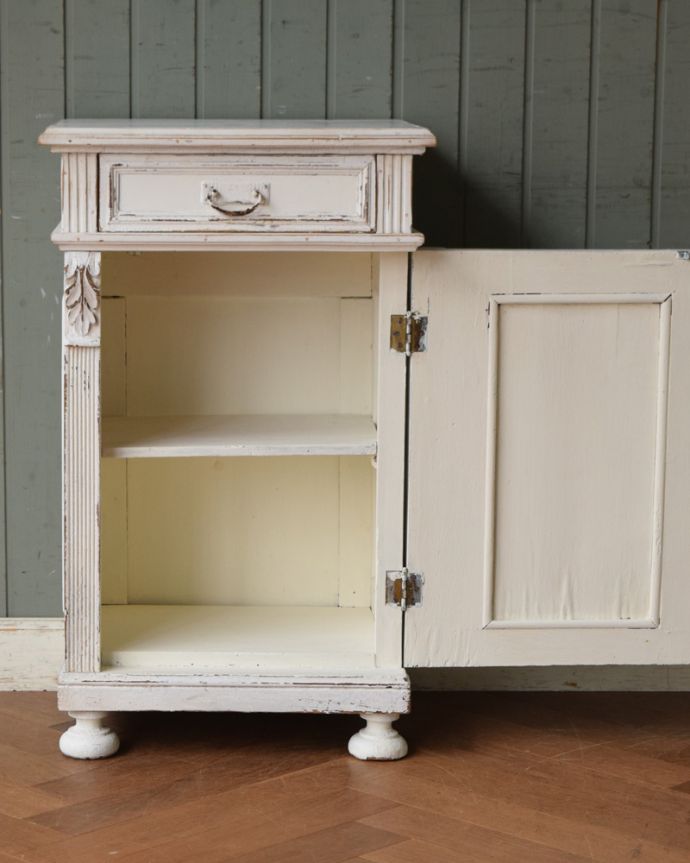 アンティークのキャビネット　アンティーク家具　フレンチホワイトのお洒落な彫りのアンティーク ベッドサイドキャビネット。扉の中を開けてみましょうペイントの扉を開けてみると、中はこんな感じに仕上がっています。(z-053-f)