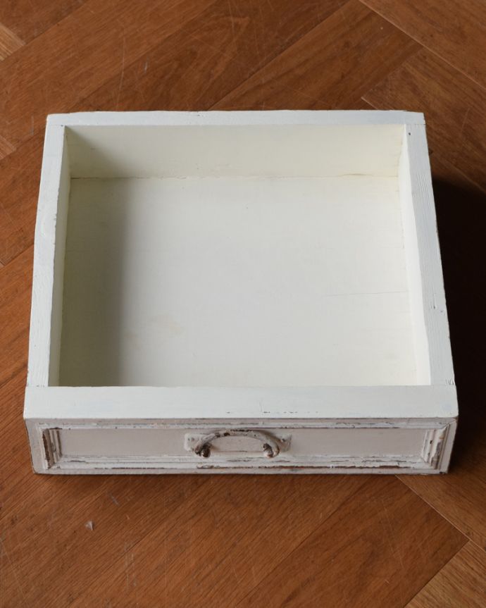 アンティークのキャビネット　アンティーク家具　フレンチホワイトのお洒落な彫りのアンティーク ベッドサイドキャビネット。引き出しの中もキレイです！修復する時、何を入れてもいいように職人がキレイに仕上げました。(z-053-f)