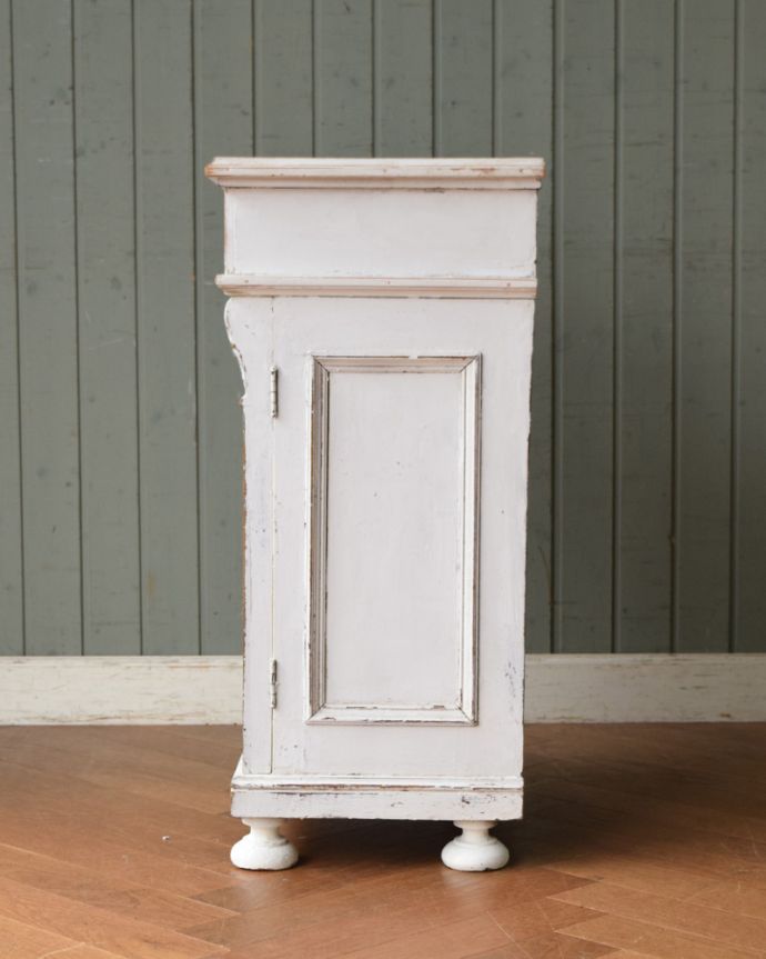 アンティークのキャビネット　アンティーク家具　フレンチホワイトのお洒落な彫りのアンティーク ベッドサイドキャビネット。横から見ても素敵なんです実は横も自慢したくなっちゃうくらい彫り込みが入っているんです。(z-053-f)