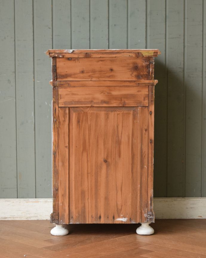 アンティークのキャビネット　アンティーク家具　フレンチホワイトのお洒落な彫りのアンティーク ベッドサイドキャビネット。後ろ姿はこんな感じアンティークは新品ではないので、経年変化によるキズはありますが、専門の職人がキレイにお直しをしているので、後ろ姿も見て下さい。(z-053-f)