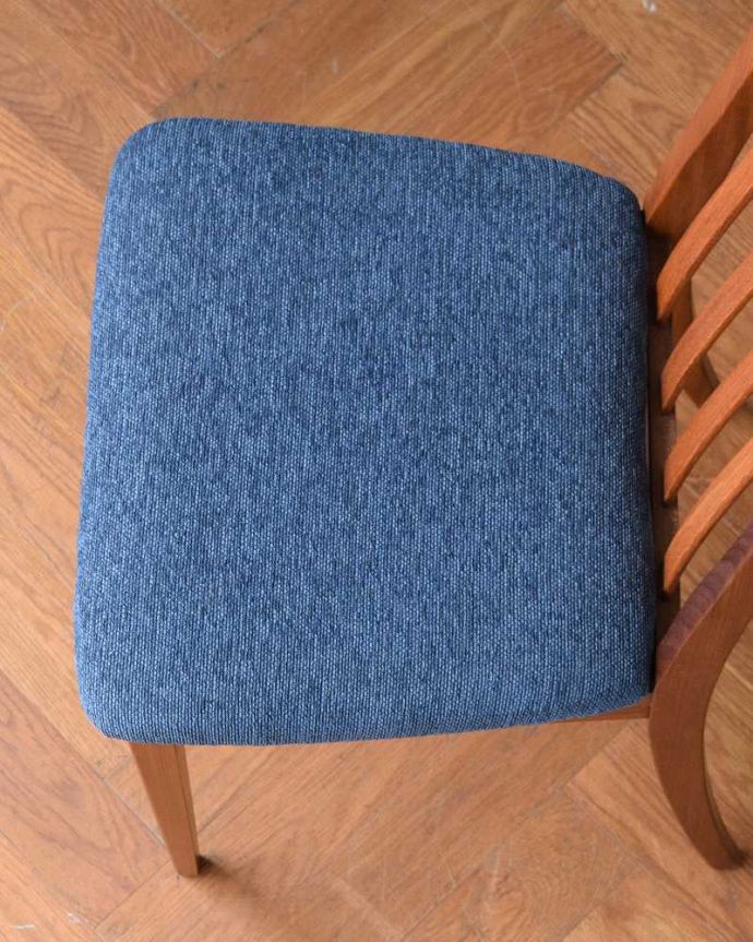 ダイニングチェア　アンティーク チェア　北欧スタイルにピッタリなヴィンテージチェア、G-PLANのダイニングチェア 。座面を上から見るとこんな感じ長時間座っても疲れません。(z-054-c)