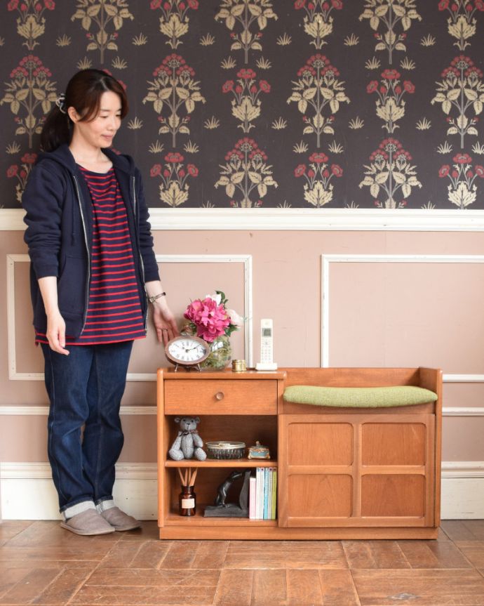 アンティークのキャビネット　アンティーク家具　北欧スタイルのヴィンテージ家具、収納たっぷりのテレフォンベンチ、ネイサン社の（テレフォンシート）。読みかけの本やリモコンなど置けて便利です。(z-055-f)