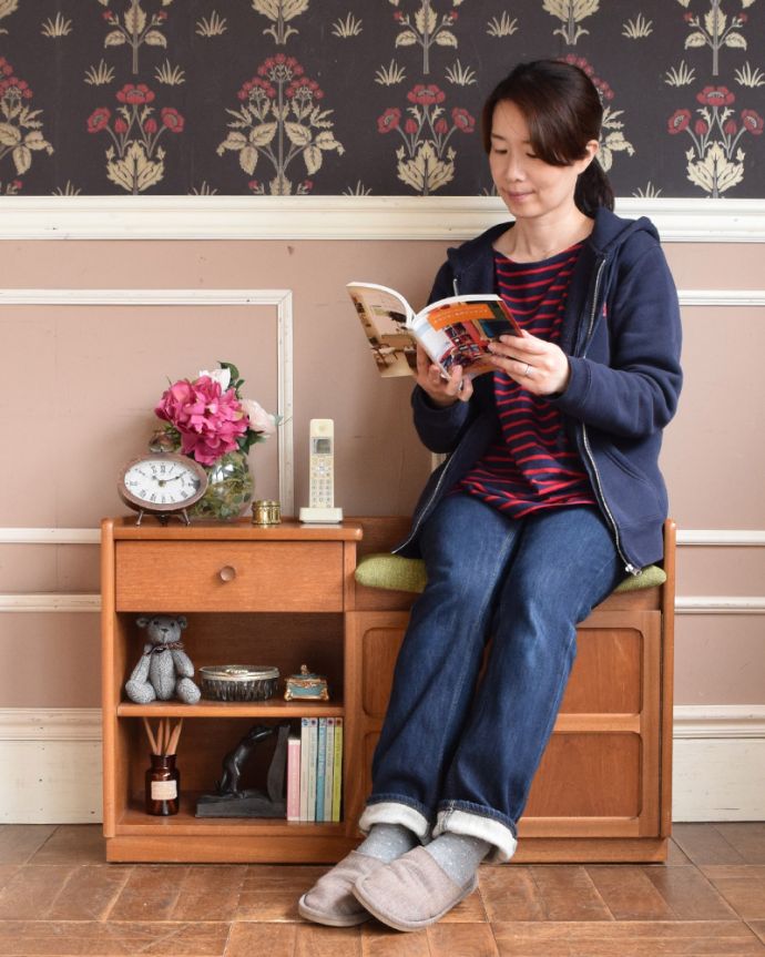 アンティークのキャビネット　アンティーク家具　北欧スタイルのヴィンテージ家具、収納たっぷりのテレフォンベンチ、ネイサン社の（テレフォンシート）。読みかけの本やリモコンなど置けて便利です。(z-055-f)