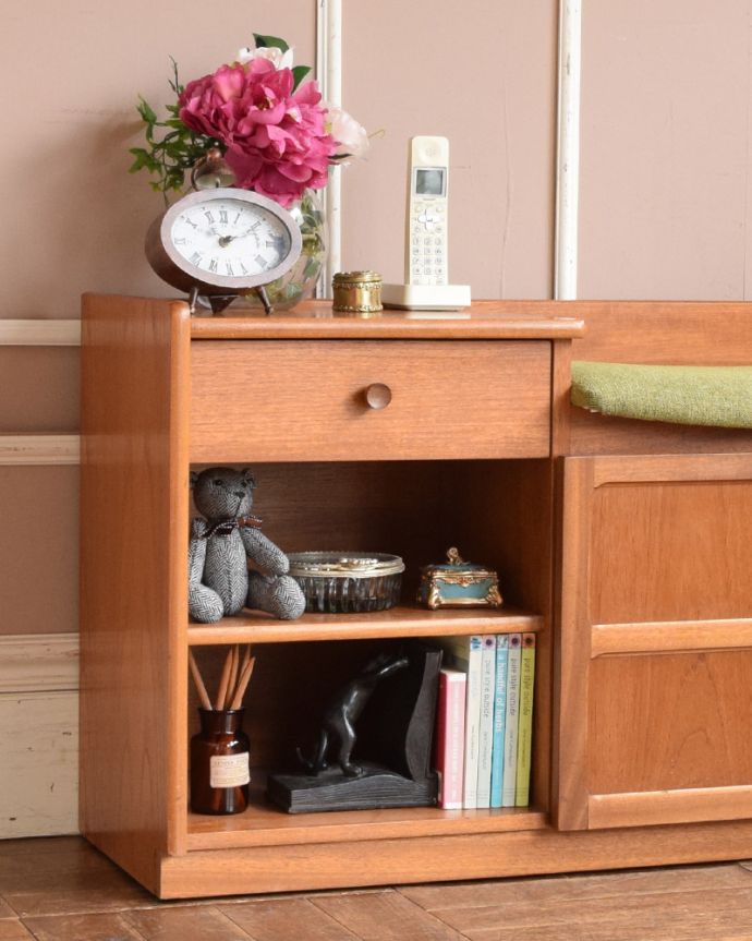 アンティークのキャビネット　アンティーク家具　北欧スタイルのヴィンテージ家具、収納たっぷりのテレフォンベンチ、ネイサン社の（テレフォンシート）。北欧家具のお部屋にピッタリ！男女ともに人気のシンプルでスタイリッシュなインテリアです。(z-055-f)