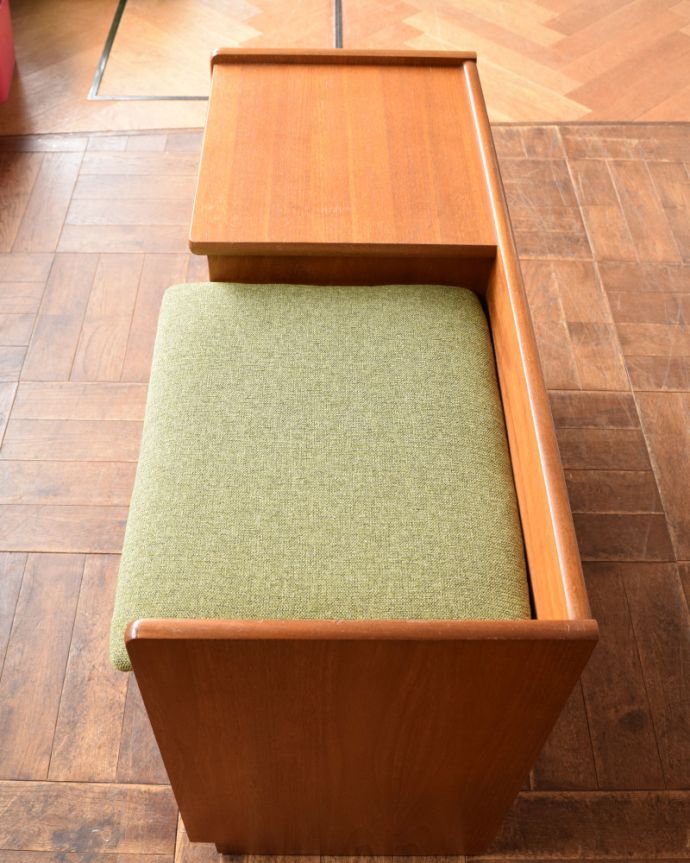 アンティークのキャビネット　アンティーク家具　北欧スタイルのヴィンテージ家具、収納たっぷりのテレフォンベンチ、ネイサン社の（テレフォンシート）。座面はクッション付きのタイプ。(z-055-f)