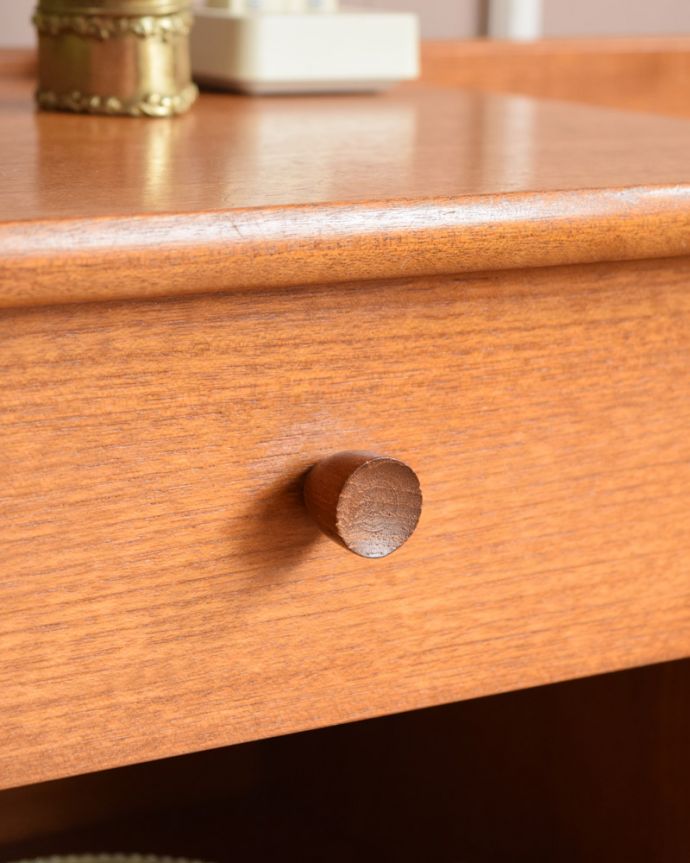 アンティークのキャビネット　アンティーク家具　北欧スタイルのヴィンテージ家具、収納たっぷりのテレフォンベンチ、ネイサン社の（テレフォンシート）。小さなパーツにもこだわりが引き出しの取っ手は温かみのある小さな木製です。(z-055-f)