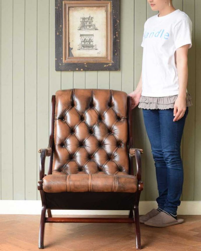 パーソナルチェア　アンティークチェア・椅子　英国輸入の革張りアンティークソファ、カッコいいアームチェア（1人掛けソファ）　とにかくカッコいい！英国チェスターフィールド英国アンティークらしい高級感漂う究極の一脚。(z-056-c)