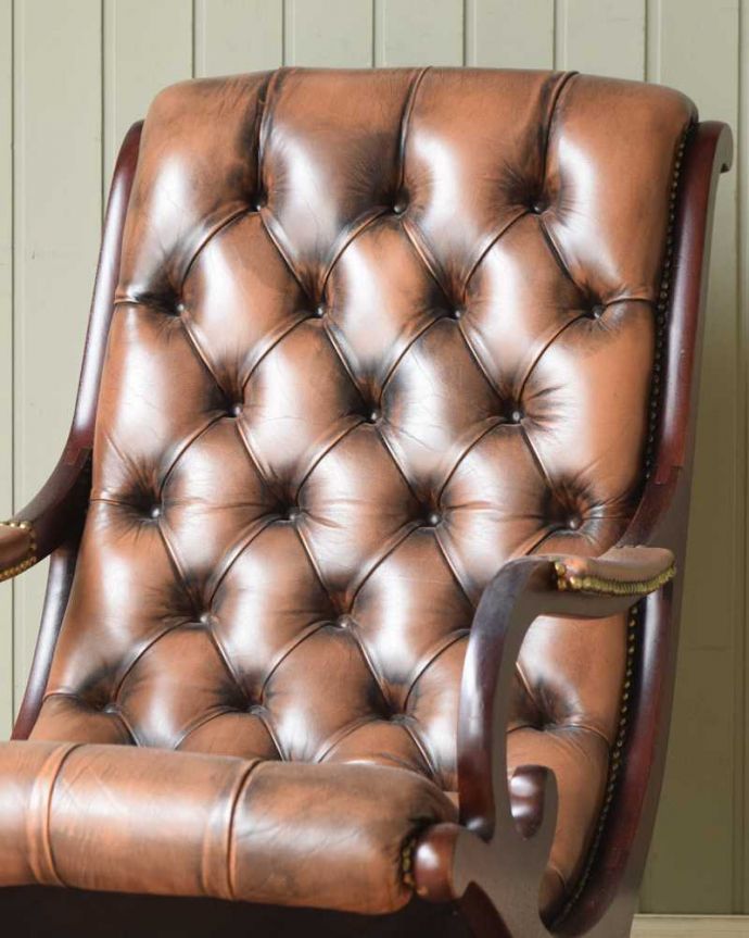 1Pソファ(ラウンジチェア)　アンティーク チェア　英国輸入の革張りアンティークソファ、カッコいいアームチェア（1人掛けソファ）。ゆったりと包み込んでくれます時間を忘れてゆったりとくつろげる背もたれ。(z-056-c)