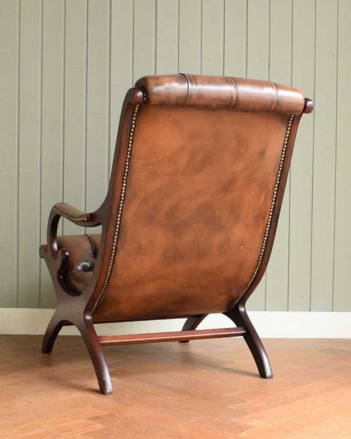 1Pソファ(ラウンジチェア)　アンティーク チェア　英国輸入の革張りアンティークソファ、カッコいいアームチェア（1人掛けソファ）。後ろ姿までカッコいいドッシリとカッコいい後ろ姿に惚れ惚れ･･･新品ではないので経年変化によるキズはありますが、キレイなものを選んで来ました。(z-056-c)