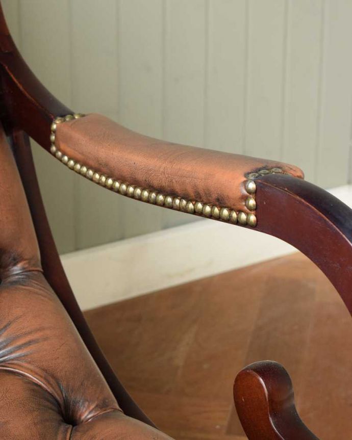 1Pソファ(ラウンジチェア)　アンティーク チェア　英国輸入の革張りアンティークソファ、カッコいいアームチェア（1人掛けソファ）。アーム部分もカッコいい肘掛け部分のデザインもちょっと凝っていてカッコいいんです。(z-056-c)
