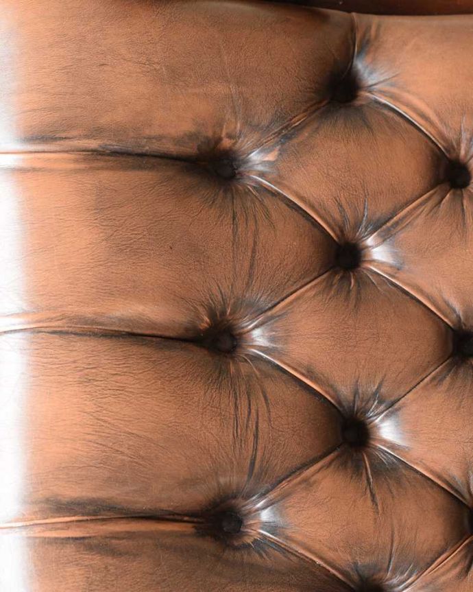 1Pソファ(ラウンジチェア)　アンティーク チェア　英国輸入の革張りアンティークソファ、カッコいいアームチェア（1人掛けソファ）。近くで見るとこんな感じ。(z-056-c)