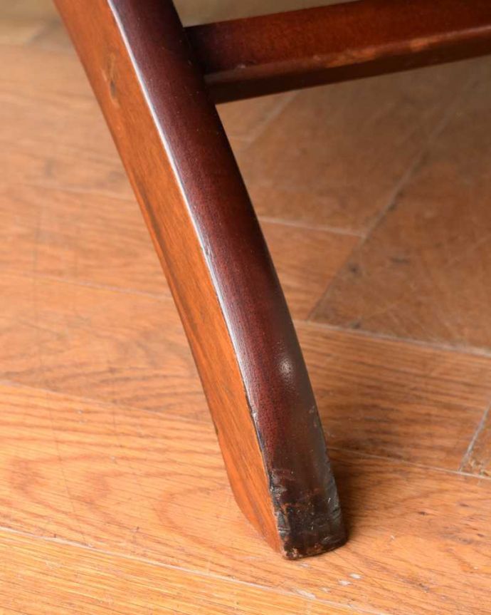 1Pソファ(ラウンジチェア)　アンティーク チェア　英国輸入の革張りアンティークソファ、カッコいいアームチェア（1人掛けソファ）。床を滑らせて移動出来ますHandleでは脚の裏にフェルトキーパーをお付けしているので、持ち上げなくても床を滑らせれば移動できます。(z-056-c)